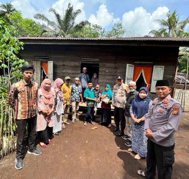 Ringankan Beban Warga, Kapolsek Merbau Berikan Bantuan Sembako dan Asupan Gizi Balita Stunting